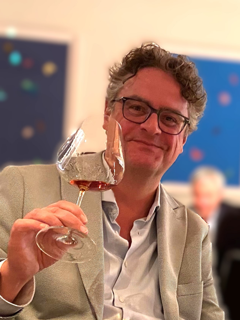 Jelle Schutte met een wijntje in zijn hand