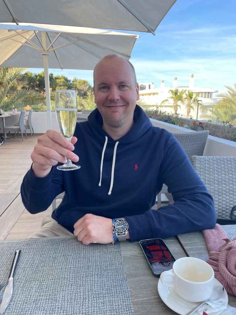 Jurgen van Erp met een glas wijn in zijn hand
